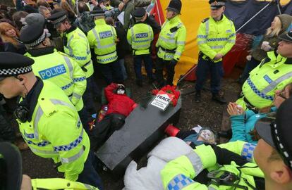 Activistas en contra del 'fracking' protestan en la calle en Reino Unido.