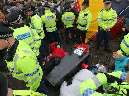 Activistas en contra del &#039;fracking&#039; protestan en la calle en Reino Unido.