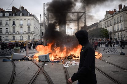 Una barricada ardiente, el sábado en la ciudad de Nantes, durante una de las manifestaciones contra la reforma de las pensiones.