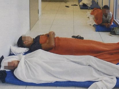 Menores extranjeros durmiendo en los pasillos de la Ciudad de la Justicia.