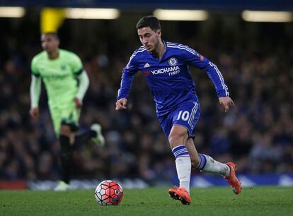 Hazard domina la pelota frente al City. 