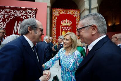 El defensor del Pueblo, Ángel Gabilondo (a la izquierda), conversa con los expresidente de la Comunidad de Madrid, Cristina Cifuentes y Alberto Ruiz Gallardón.