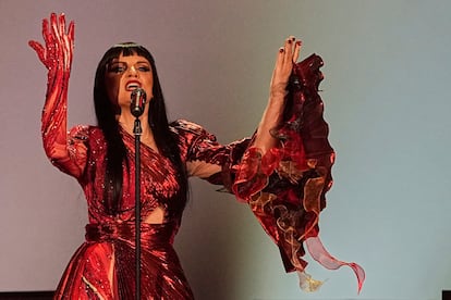 La artista albanesa Shkodra Elektronike, interpreta la canción "Zjerm".