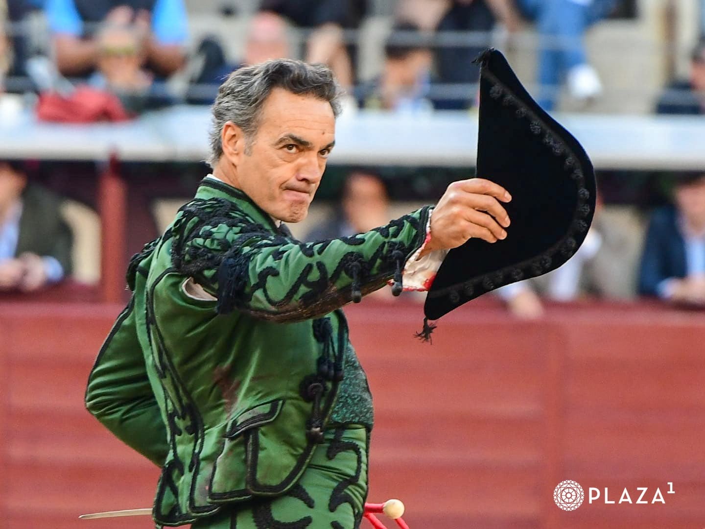 El Cid gives the public his second bull.