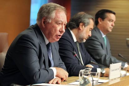 Clemente González Soler, presidente del comité ejecutivo de Ifema; Ángel Asensio, presidente de la junta rectora, y Eduardo López-Puertas, director general, durante la presentación del plan de inversiones.