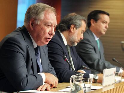 Clemente González Soler, presidente del comité ejecutivo de Ifema; Ángel Asensio, presidente de la junta rectora, y Eduardo López-Puertas, director general, durante la presentación del plan de inversiones.