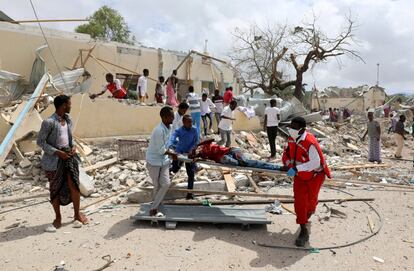 Traslado de un herido por una explosión en el barrio de Hodan en Mogadiscio (Somalia).