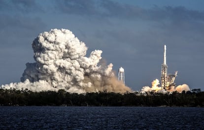 Fotografía del cohete Falcon Heavy despegando hoy, martes 6 de febrero de 2018, desde Cabo Kennedy, en Florida, EE.UU.