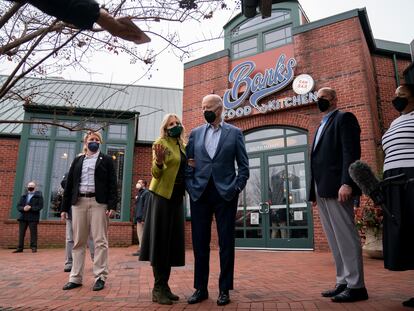 Joe y Jill Biden, el pasado 31 de diciembre ante el restaurante Banks Seafood Kitchen, situado en el paseo del río Christina, en Wilmington (Delaware).