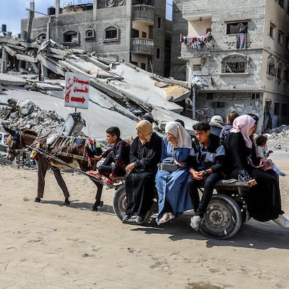 KHAN YUNIS, GAZA - MAY 5: Palestinians, who face fuel shortages due to the Israeli attacks, use donkeys and horse-drawn carts for transport due to the closure of border gates and the ongoing blockade in Khan Yunis, Gaza on May 5, 2025. Most of the taxis cannot provide service as diesel and petrol cannot be supplied in Gaza Strip. (Photo by Abed Rahim Khatib/Anadolu via Getty Images)