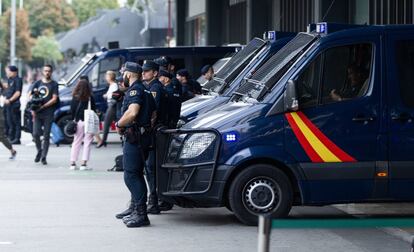 Agentes del Cuerpo Nacional de Policía custodian la estación de Sants de Barcelona, a la espera de las posibles protestas en Cataluña tras conocerse la sentencia del 'procés'.