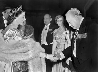 Winston Churchill saluda a la princesa Isabel durante una recepción el 23 de marzo de 1950; al fondo, el primer ministro Attlee y su esposa.
