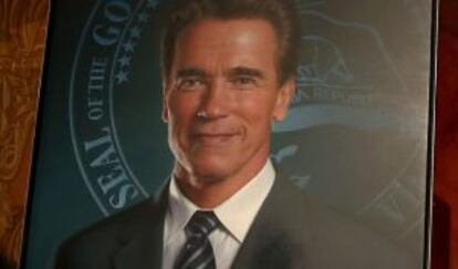 El retrato oficial de Schwarzenegger en el Capitolio de Sacramento, California, con el manchón en la solapa.