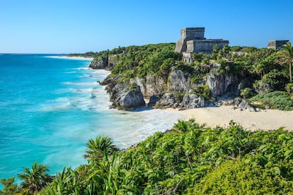 Los mayas preferían alzar sus ciudades y complejos ceremoniales en el interior, rodeados por la densa selva centroamericana, pero Tulum es una excepción. No hay yacimiento mejor situado que Tulum, con sus templos encaramados sobre la espectacular costa caribeña de la península de Yucatán (México), de arena blanca y aguas verde jade. Sus ruinas son modestas en comparación con otros templos mayas, pero su acceso es mucho más sencillo. Se asoman al mar cumpliendo un papel estratégico de fortaleza de vigilancia, y los alrededores están llenos de restos igual de interesantes. Lo más llamativo es la atalaya que los españoles bautizaron como el Castillo. Posiblemente Tulum fue el último monumento construido por los mayas antes de la conquista española y uno de los primeros que contemplaron los europeos.