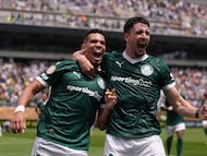 Paulinho (i) celebra junto a Piquerez su gol al Botafogo, que le dio el pase al Palmeiras a los cuartos de final del Mundial de Clubes en el partido disputado este sábado en el estadio Lincoln Field de Filadelfia.