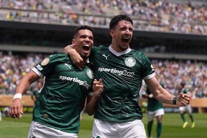 Paulinho (i) celebra junto a Piquerez su gol al Botafogo, que le dio el pase al Palmeiras a los cuartos de final del Mundial de Clubes en el partido disputado este sábado en el estadio Lincoln Field de Filadelfia.