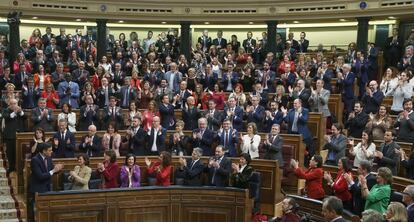 Pleno del Congreso de los Diputados durante el debate sobre la investidura de Pedro Sánchez. Sánchez recibe el aplauso de la bancada socialista y de Unidas Podemos.
