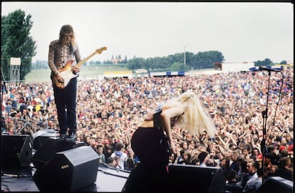 Smashing Pumpkins triunfando en el Rock Torhout Festival de Bélgica, en 1992. El grupo arrasó, vendiendo 20 millones de unidades de sus discos 'Siamese dream' y 'Mellon collie and the infinite sadness'. En la imagen, Billy Corgan y D'arcy Wretzky.