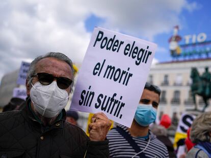 Una de las manifestaciones previas a la aprobación de la ley de la eutanasia, en febrero en la Puerta del Sol de Madrid.
