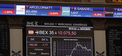 Los t&iacute;tulos de Caixabank y Banco Sabadell, ayer en el mercado.