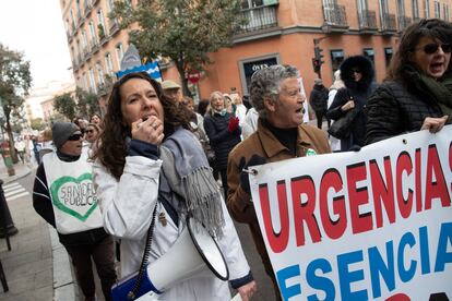 Una de las sanitarias que ha acudido a la manifestación grita consignas durante el recorrido de la marcha por el centro de Madrid. 