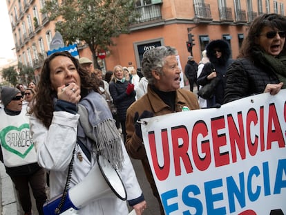 Médicos de los hospitales y profesionales de atención primaria se manifiestan de manera conjunta por la calle de Fuencarral (Madrid) el 1 de marzo de 2023.