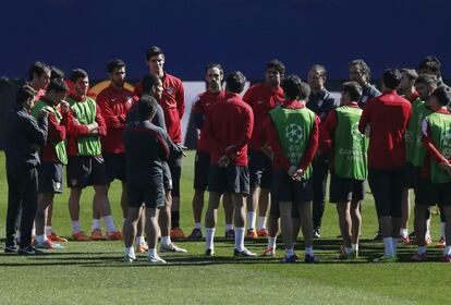 Simeone, habla con los jugadores, en una sesión de entrenamiento de cara al partido de Liga de Campeones contra el Milán, en el estadio Vicente Calderón.