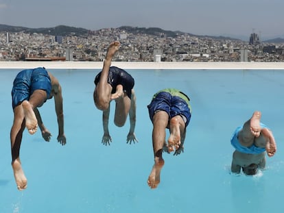 Varios jóvenes disfrutan en la piscina municipales Sant Jordi en Montjüic (Barcelona).