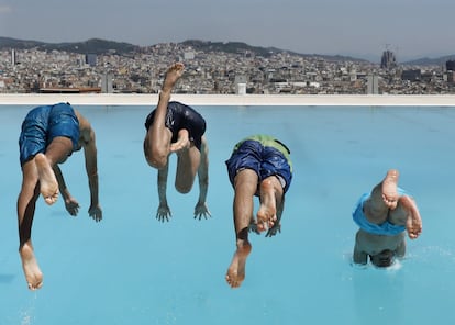 Varios jóvenes disfrutan en la piscina municipales Sant Jordi en Montjüic (Barcelona).