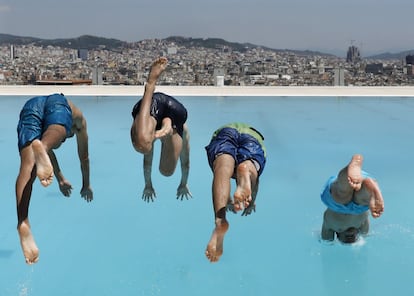 Varios jóvenes disfrutan en las piscinas municipales Sant Jordi en Montjüic, este lunes en que las instalaciones deportivas municipales de Barcelona que aún permanecían cerradas debido a la pandemia han reabierto sus puertas, al igual que algunas de las piscinas al aire libre de la ciudad.