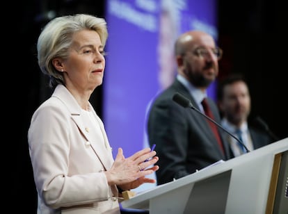 La presidenta de la Comisión, Ursula von der Leyen, y el presidente del Consejo Europeo, Charles Michel, el jueves en Bruselas.
