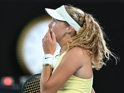 Mirra Andreeva celebra la victoria contra Jabeur, este miércoles en la Rod Laver Arena de Melbourne.