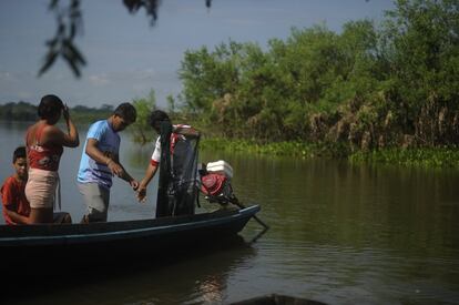 Josué prepara el sedal. La pesca escasea, pero prefiere este trabajo a descargar cargamentos en el puerto de Pucallpa.