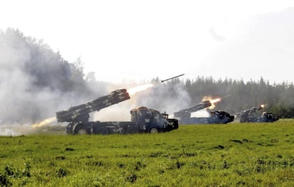 Varios lanzacohetes M270 MLRS participan en las pruebas militares conjuntas del ejército ruso y el bielorruso en una localización secreta en Bielorrusia, el 17 de septiembre.