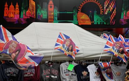 Banderas a la venta para la boda en Oxford Street en Londres.