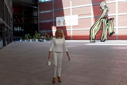 Brigitte Macron, la esposa del presidente francés, Emmanuel Macron, sí que ha estado presente en la visita al museo Reina Sofía de Madrid, pese a que por la mañana se ha perdido el paseo por La Granja de San Ildefonso.