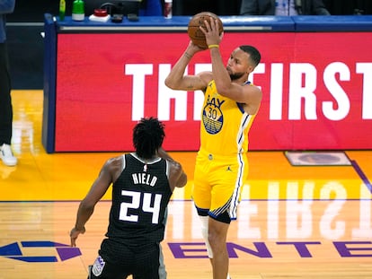 Curry, en el partido entre Golden State y Sacramento.