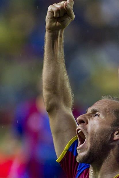 Juanlu, extremo del Levante, celebra uno de sus goles al Villarreal.