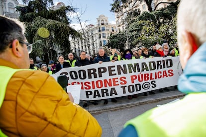 Varias personas se manifiestan por la mejora del sistema público de pensiones frente al Congreso.