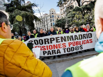 Varias personas se manifiestan por la mejora del sistema público de pensiones frente al Congreso.