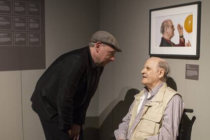 Daniel Mordzinski y Quino dialogan frente al retrato del padre de Mafalda en la muestra en el CCK.