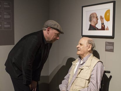 Daniel Mordzinski y Quino dialogan frente al retrato del padre de Mafalda en la muestra en el CCK.