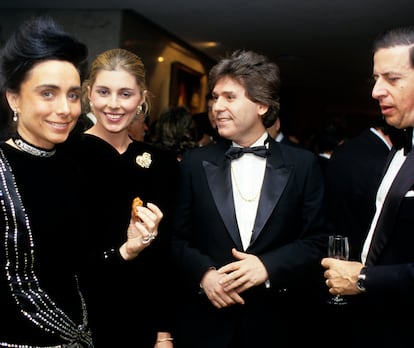 El cantante Raphael flanqueado por el marqués de Cubas y Marta Chavarri que aparece junto a otra invitada en una fiesta en 1980.