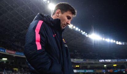 Messi, pensatiu, durant el partit d'ahir contra la Reial Societat.