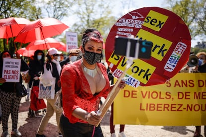 Un grupo de prostitutas, manifestándose este mes de abril en París para pedir una mejora de la ley contra la prostitución francesa