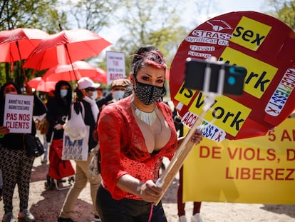 Un grupo de prostitutas, manifestándose este mes de abril en París para pedir una mejora de la ley contra la prostitución francesa