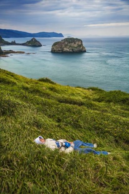 La costa vizcaína cerca de Bermeo, con la península de San Juan de Gaztelugatxe (donde se han rodado escenas de 'Juego de tronos' y 'Presunto culpable') al fondo.