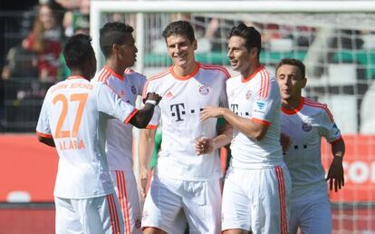 Mario Gómez celebra con Alaba, Gustavo, Pizarro y Rafinha el tercer tanto.