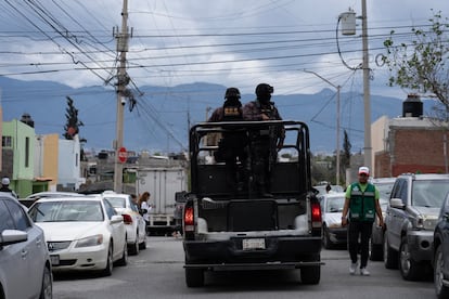 Policías locales patrullan la colonia Balcones de las Torres, en 
Saltillo, Coahuila. 