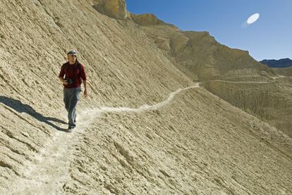 Un excursionista camina por un sendero en el parque nacional de Death Valley (Valle de la Muerte), en California.